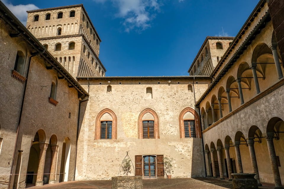 Cortile castello Torrechiara